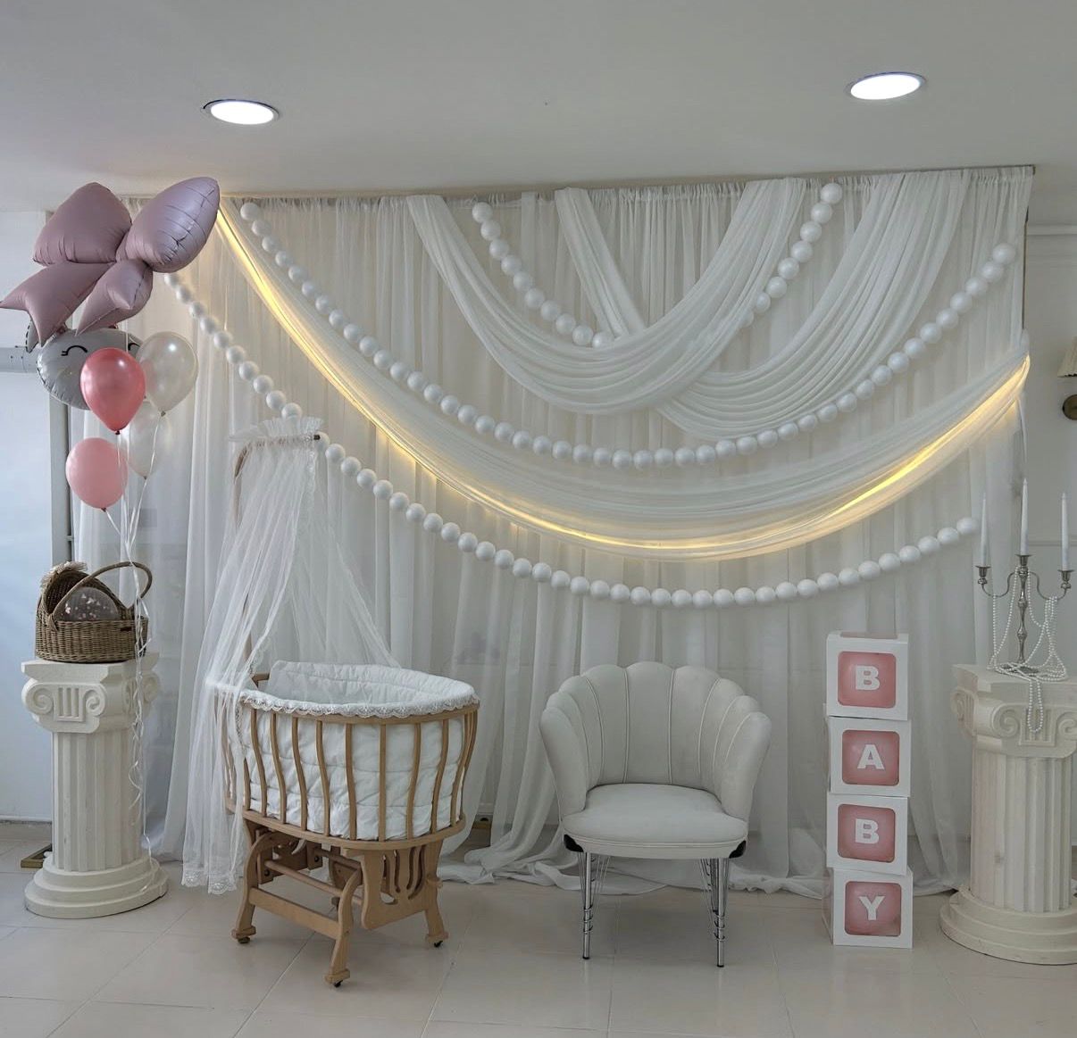 White Flowers Davet Evi