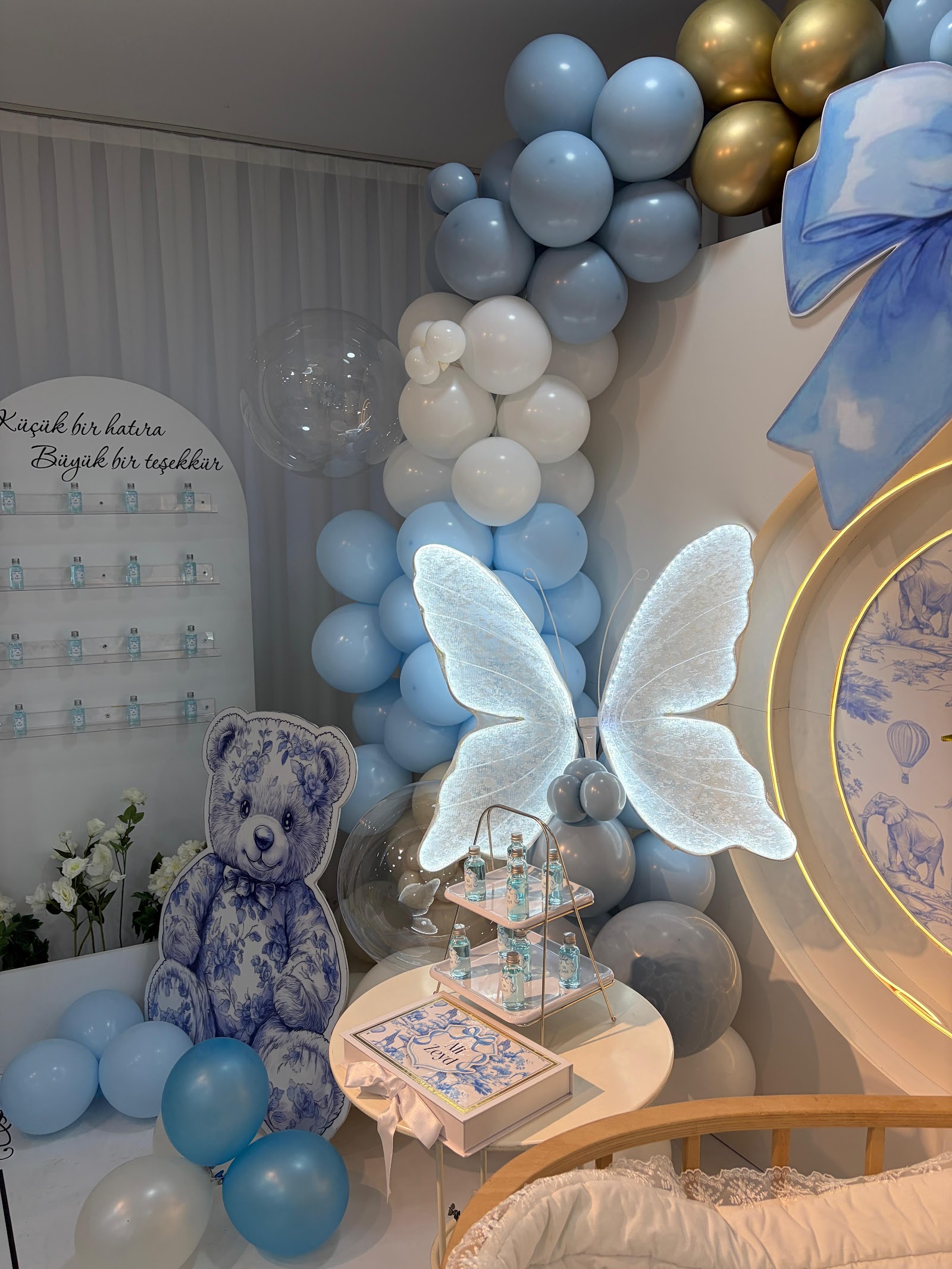 White Flowers Davet Evi