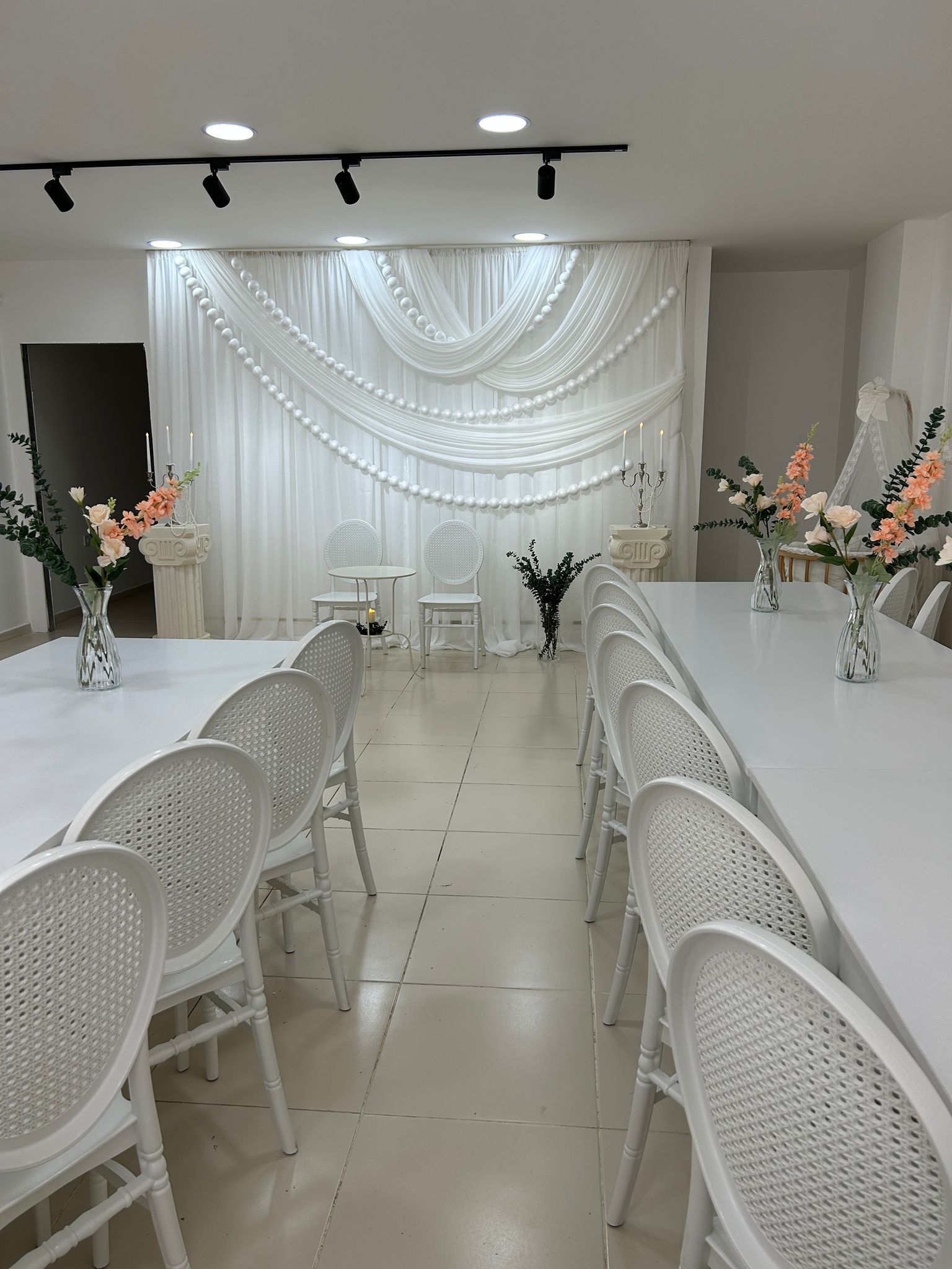 White Flowers Davet Evi