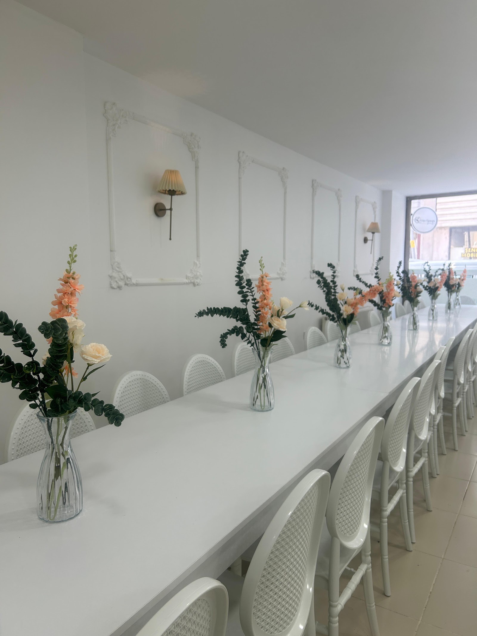 White Flowers Davet Evi