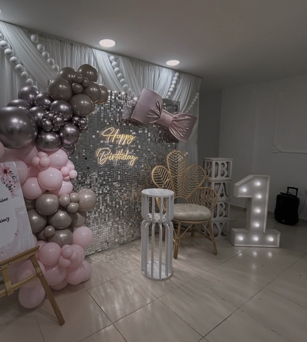 White Flowers Davet Evi